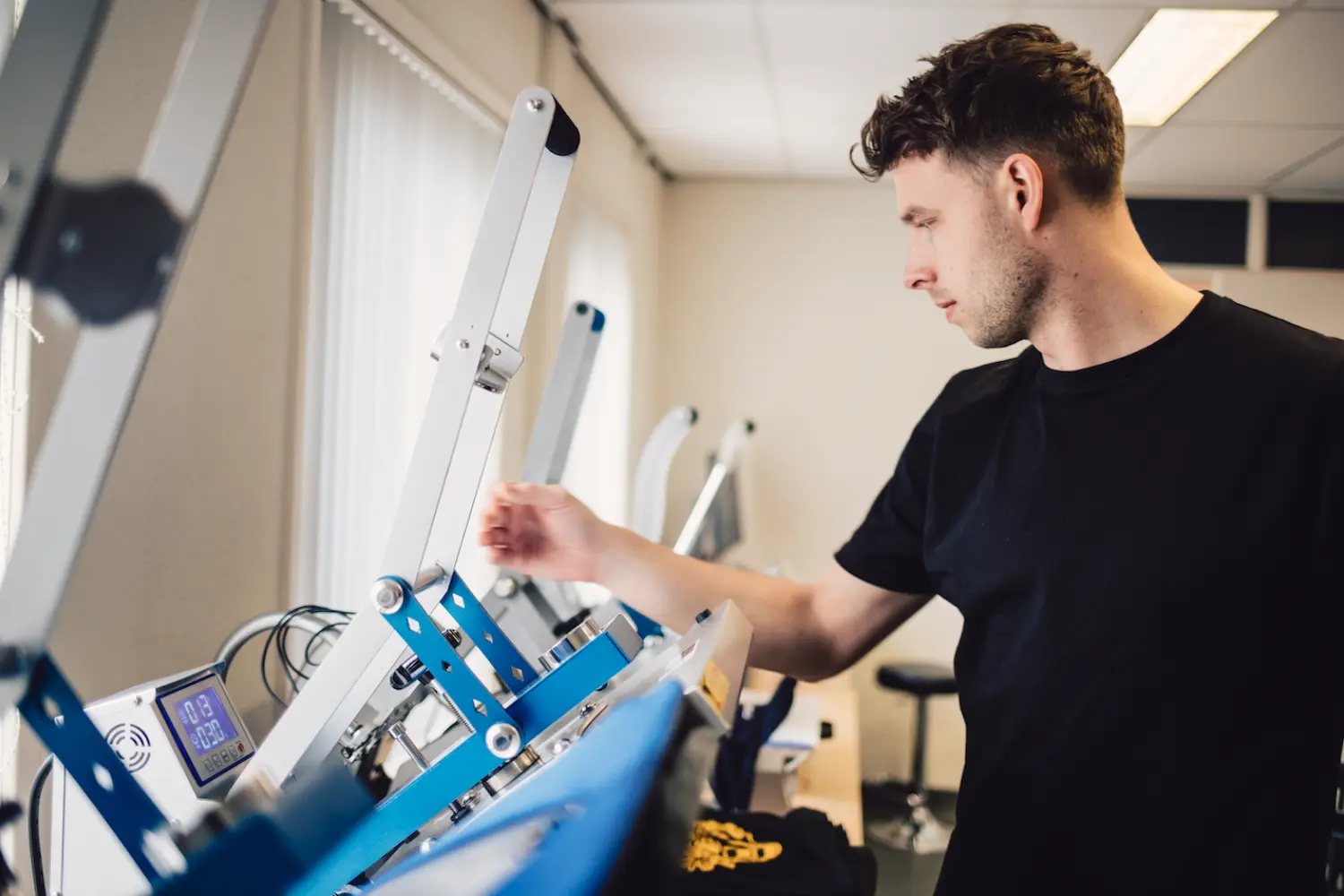 Machine om t shirts te bedrukken